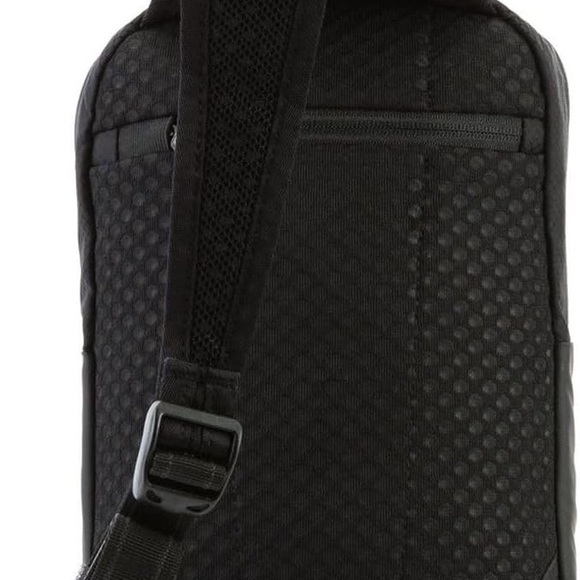 Pacsafe Black Venturesafe X Anti-Theft Backpack crossbody - Picture 3 of 11